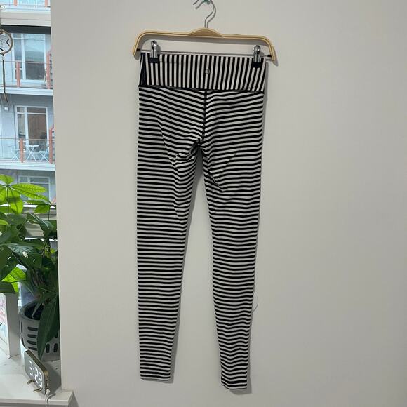 Lululemon Black & White Stripe Wunder Under Leggings Size 4 - Picture 4 of 4
